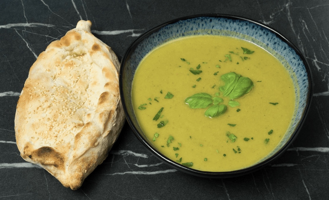 HAUSGEMACHTEN  Gemüsecremesuppe mit Brot  – jetzt in Graz bestellen
